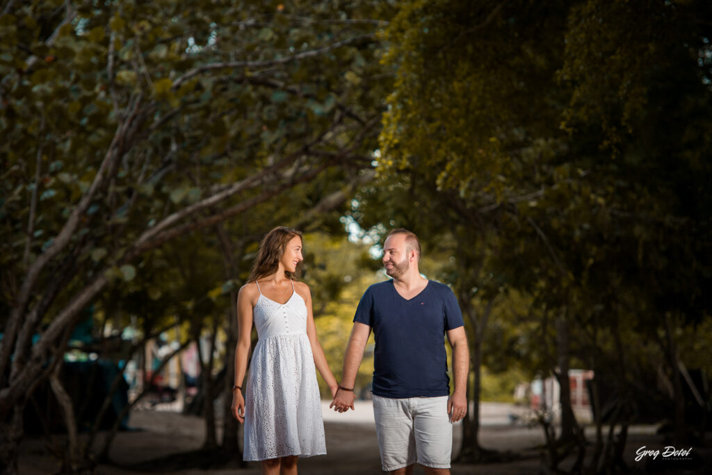 Sesión de fotos de novios en las playas de Bayahibe, La Romana, República Dominicana por el fotografo dominicano Greg Dotel Photography. Fotos de novios o pareja en la playa de vacaciones.