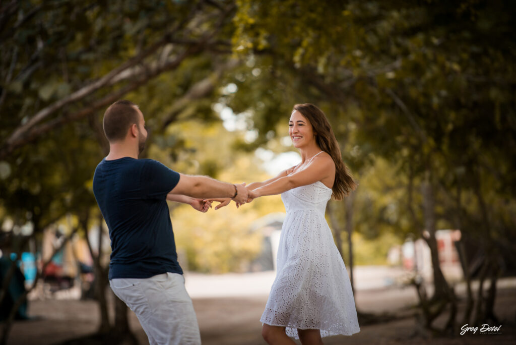 Sesión de fotos de novios en las playas de Bayahibe, La Romana, República Dominicana por el fotografo dominicano Greg Dotel Photography. Fotos de novios o pareja en la playa de vacaciones.