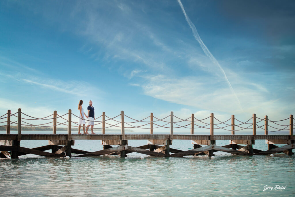 Sesión de fotos de novios en las playas de Bayahibe, La Romana, República Dominicana por el fotografo dominicano Greg Dotel Photography. Fotos de novios o pareja en la playa de vacaciones.