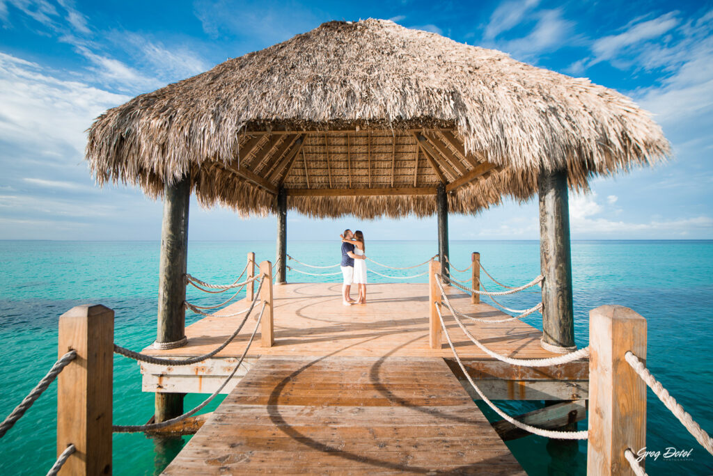 Sesión de fotos de novios en las playas de Bayahibe, La Romana, República Dominicana por el fotografo dominicano Greg Dotel Photography. Fotos de novios o pareja en la playa de vacaciones.