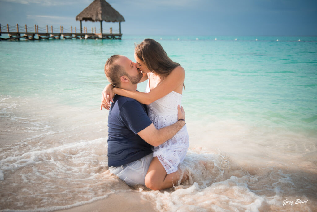 Sesión de fotos de novios en las playas de Bayahibe, La Romana, República Dominicana por el fotografo dominicano Greg Dotel Photography. Fotos de novios o pareja en la playa de vacaciones.