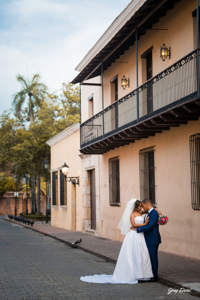 Sesión de fotos de novios o pre boda con vestido de novia y traje de caballeros en la Zona Colonial de Santo Domingo, República Dominicana por el fotografo dominicano Greg Dotel Photography.
