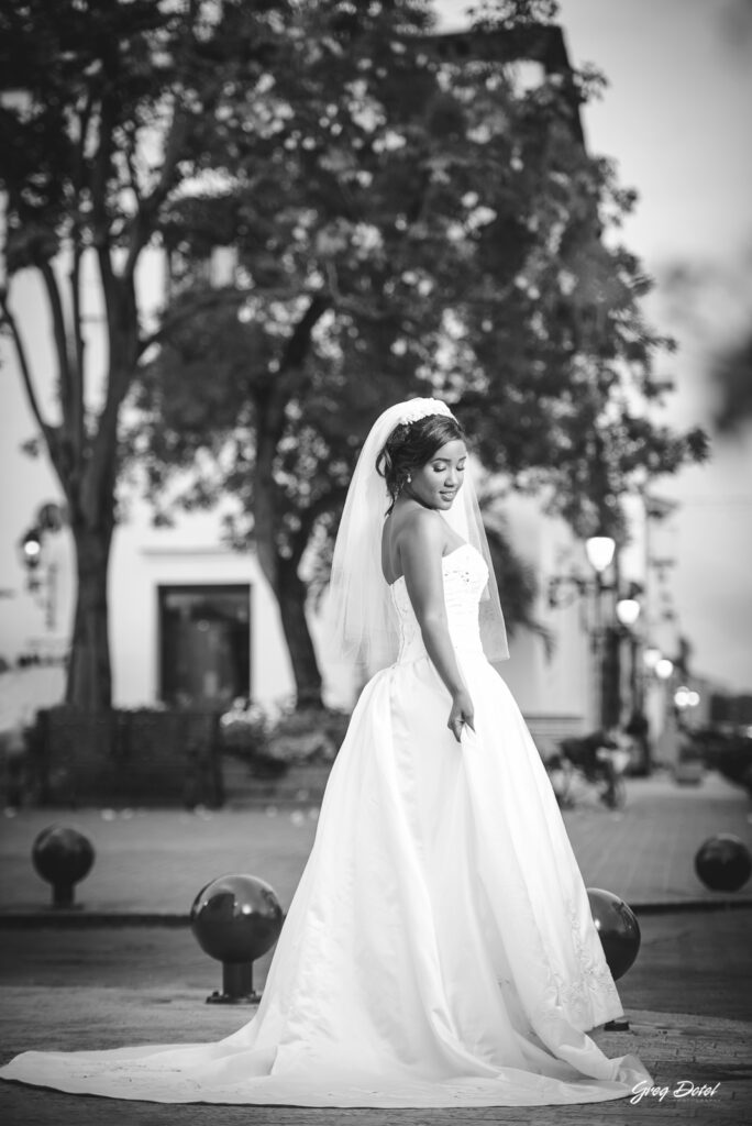 Sesión de fotos de novios o pre boda con vestido de novia y traje de caballeros en la Zona Colonial de Santo Domingo, República Dominicana por el fotografo dominicano Greg Dotel Photography.