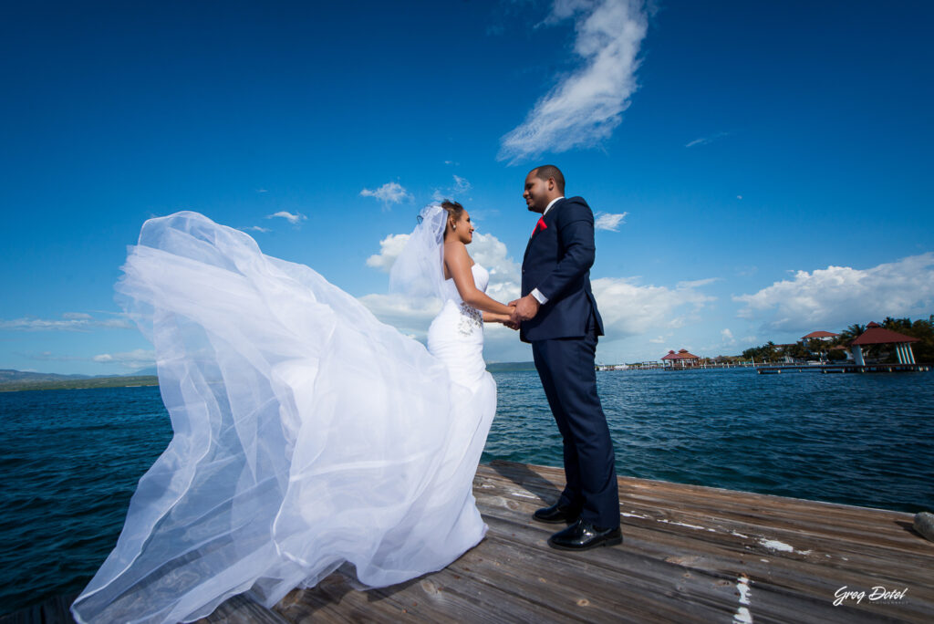 Sesión de fotos de novios en Salinas, Bani, República Dominicana por el fotografo dominicano Greg Dotel Photography. Fotos de novios o pareja.