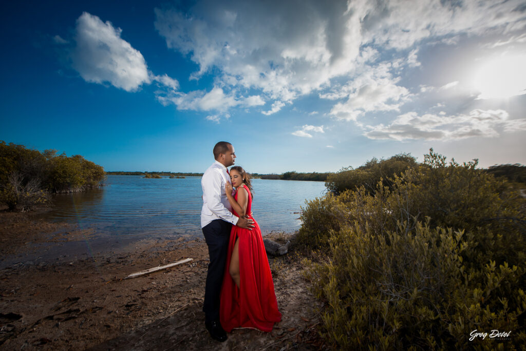 Sesión de fotos de novios en Salinas, Bani, República Dominicana por el fotografo dominicano Greg Dotel Photography. Fotos de novios o pareja.
