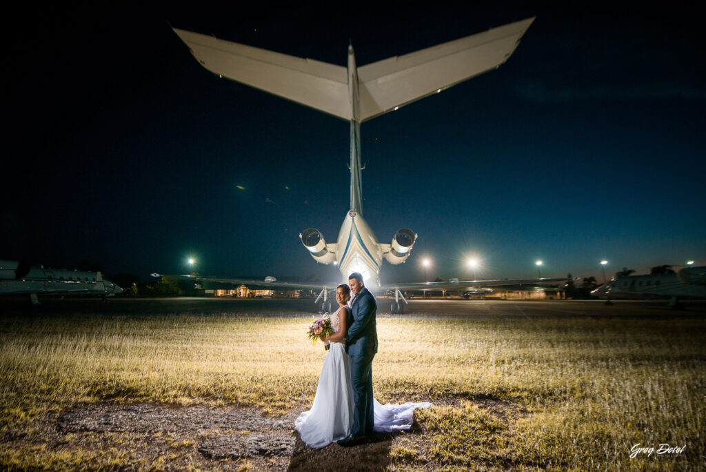 Pre boda o Sesión de fotos de novios en Altos de Chavón, La Romana, República Dominicana por el fotografo dominicano Greg Dotel Photography. Fotos de novios o pareja en aeropuerto.