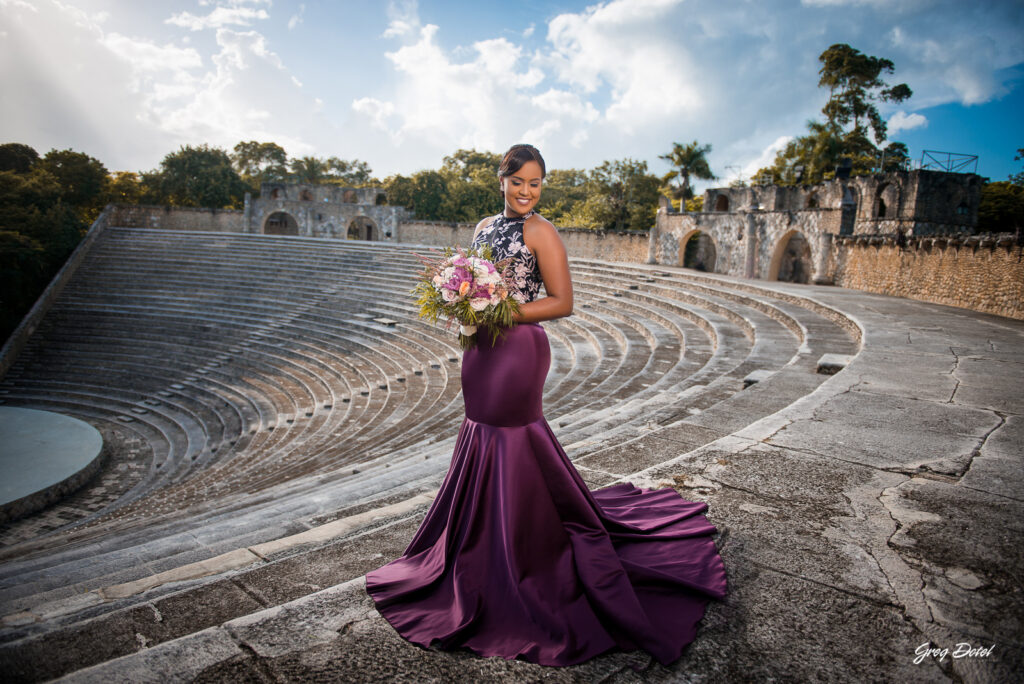 Pre boda o Sesión de fotos de novios en Altos de Chavón, La Romana, República Dominicana por el fotografo dominicano Greg Dotel Photography. Tomada en el anfiteatro.