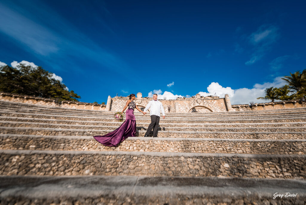 Pre boda o Sesión de fotos de novios en Altos de Chavón, La Romana, República Dominicana por el fotografo dominicano Greg Dotel Photography. Tomada en el anfiteatro.