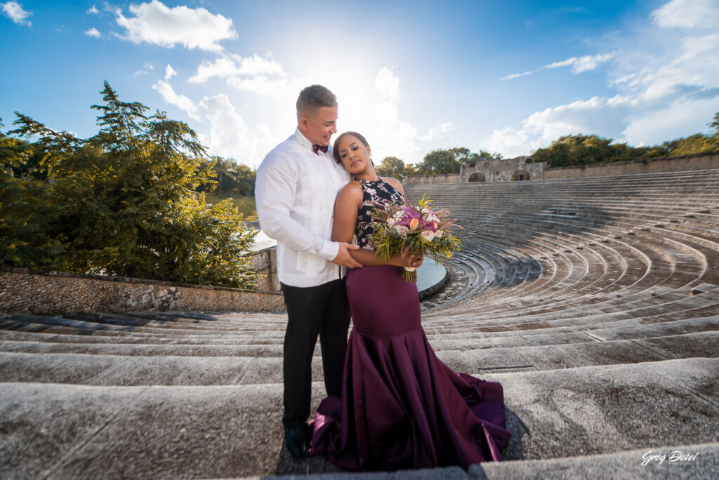 Pre boda o Sesión de fotos de novios en Altos de Chavón, La Romana, República Dominicana por el fotografo dominicano Greg Dotel Photography. Tomada en el anfiteatro.
