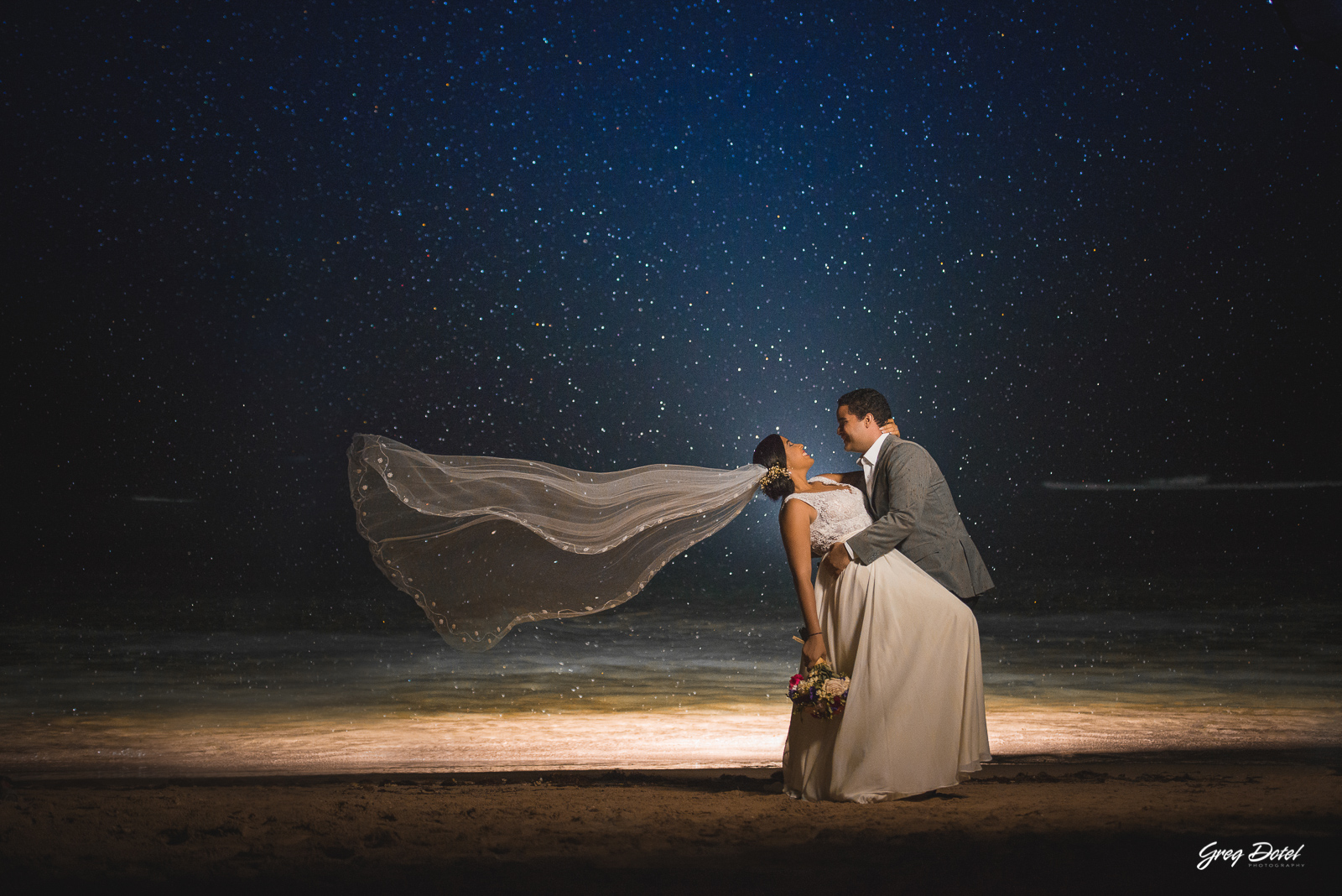Sesión de fotos pre boda o novios en el Metro Country Club, República Dominicana por el fotografo dominicano Greg Dotel Photography. Fotos de novios en la playa.