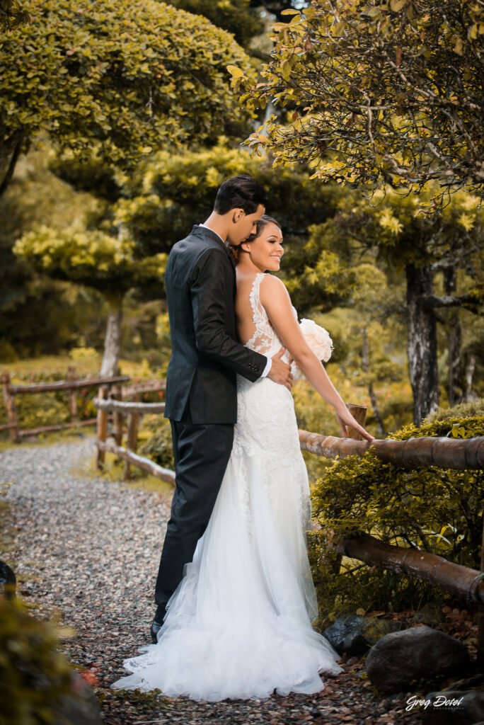 Sesión de fotos de novios o pre boda de Emilie y Carlos en el Jardín Botánico de Santo Domingo, República Dominicana por el fotografo dominicano Greg Dotel Photography