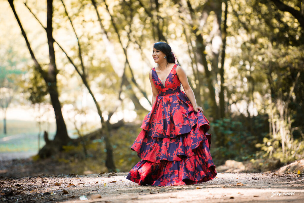 Sesión de fotos pre boda o novios en el Parque Humedales del Ozama en Santo Domingo, República Dominicana por el fotografo dominicano Greg Dotel Photography. Fotos de novios en el parque con traje de novia rojo con flores y traje de caballero.