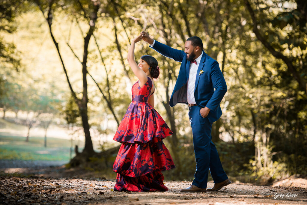 Sesión de fotos pre boda o novios en el Parque Humedales del Ozama en Santo Domingo, República Dominicana por el fotografo dominicano Greg Dotel Photography. Fotos de novios en el parque con traje de novia rojo con flores y traje de caballero.