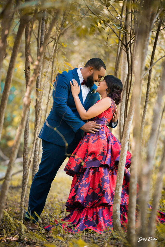 Sesión de fotos pre boda o novios en el Parque Humedales del Ozama en Santo Domingo, República Dominicana por el fotografo dominicano Greg Dotel Photography. Fotos de novios en el parque con traje de novia rojo con flores y traje de caballero.