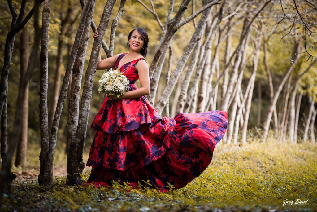 Sesión de fotos pre boda o novios en el Parque Humedales del Ozama en Santo Domingo, República Dominicana por el fotografo dominicano Greg Dotel Photography. Fotos de novios en el parque con traje de novia rojo con flores y traje de caballero.