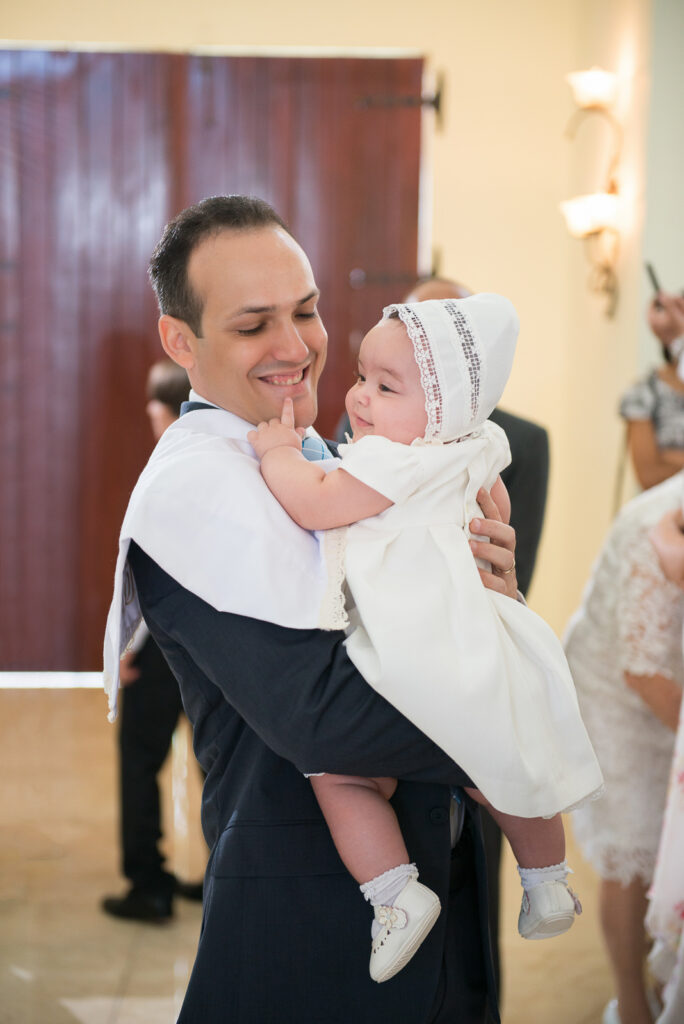 Fotos de la celebracion del bautizo de la niña Estefany en la iglesia en Santo Domingo, República Dominicana