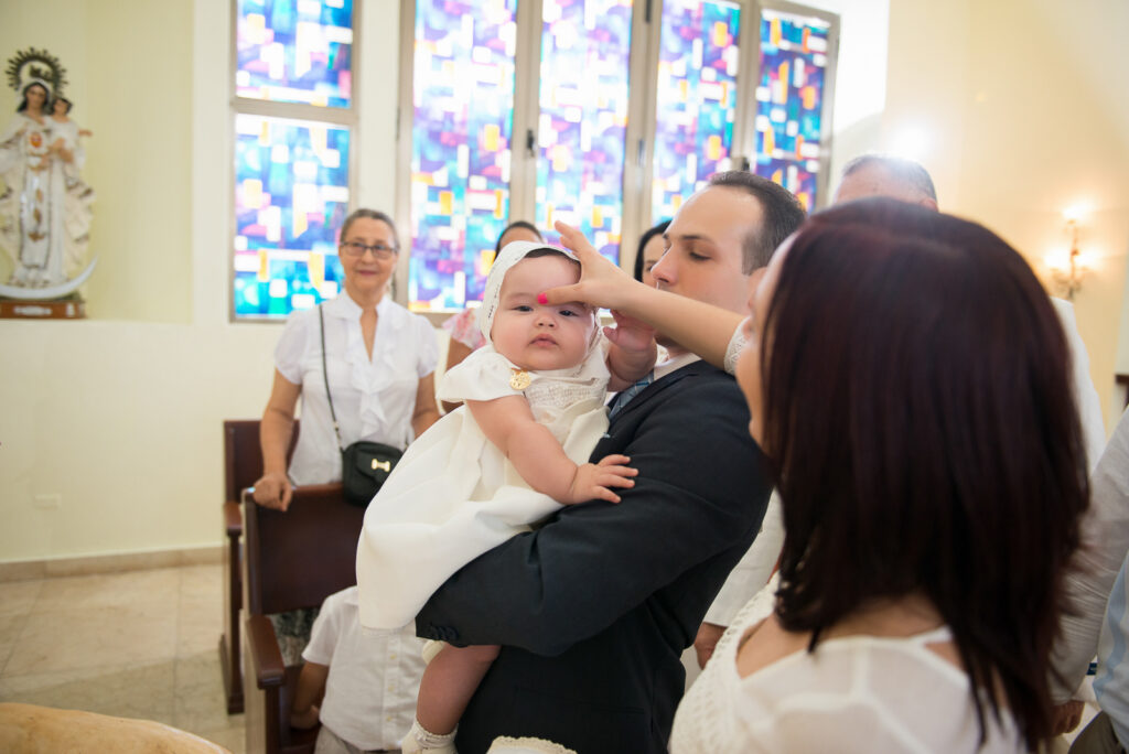 Fotos de la celebracion del bautizo de la niña Estefany en la iglesia en Santo Domingo, República Dominicana