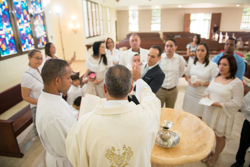 Fotos de la celebracion del bautizo de la niña Estefany en la iglesia en Santo Domingo, República Dominicana