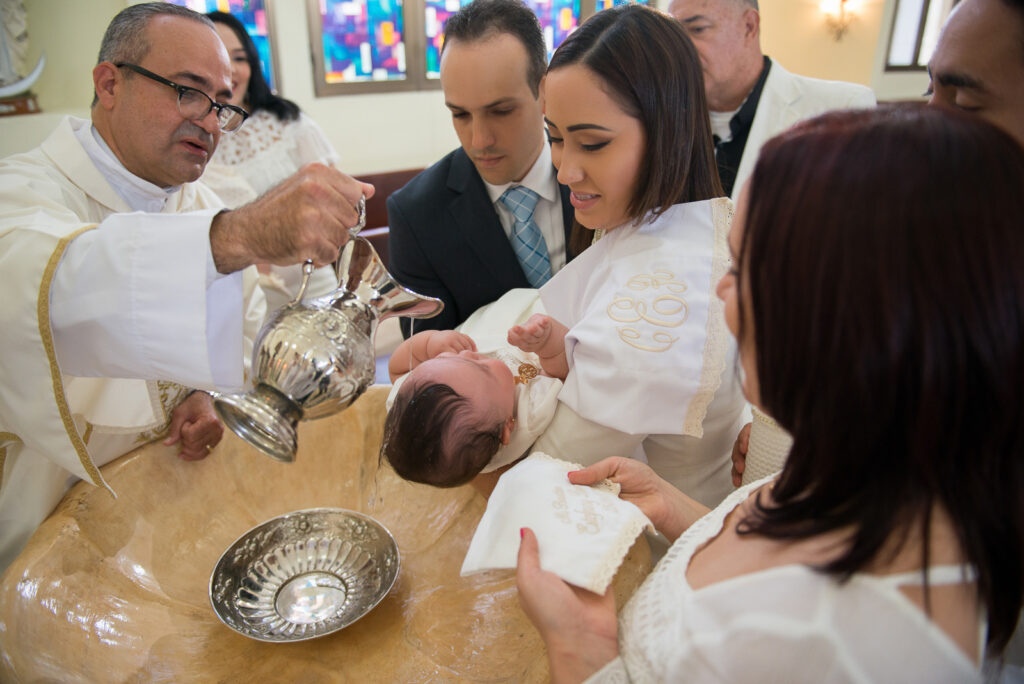 Fotos de la celebracion del bautizo de la niña Estefany en la iglesia en Santo Domingo, República Dominicana