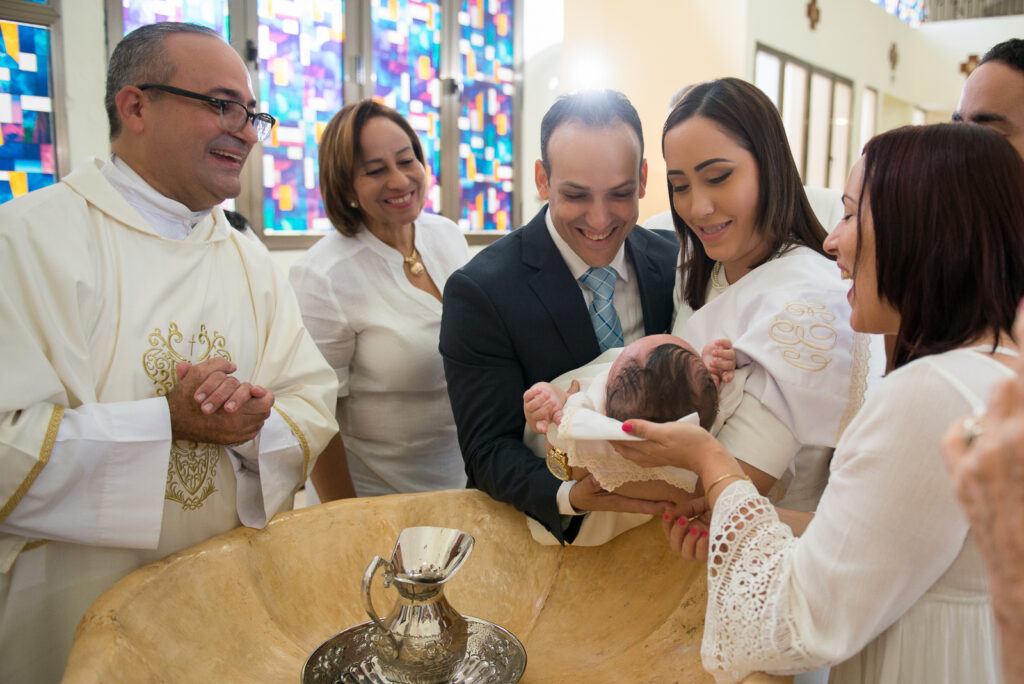 Fotos de la celebracion del bautizo de la niña Estefany en la iglesia en Santo Domingo, República Dominicana