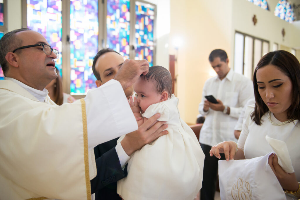 Fotos de la celebracion del bautizo de la niña Estefany en la iglesia en Santo Domingo, República Dominicana