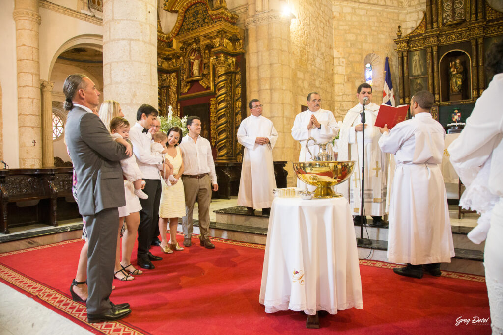 Fotos del Bautizo de la familia Abaunza celebrado en la Catedral Primada de Ámerica en Santo Domingo República Dominicana por el fotógrafo Greg Dotel