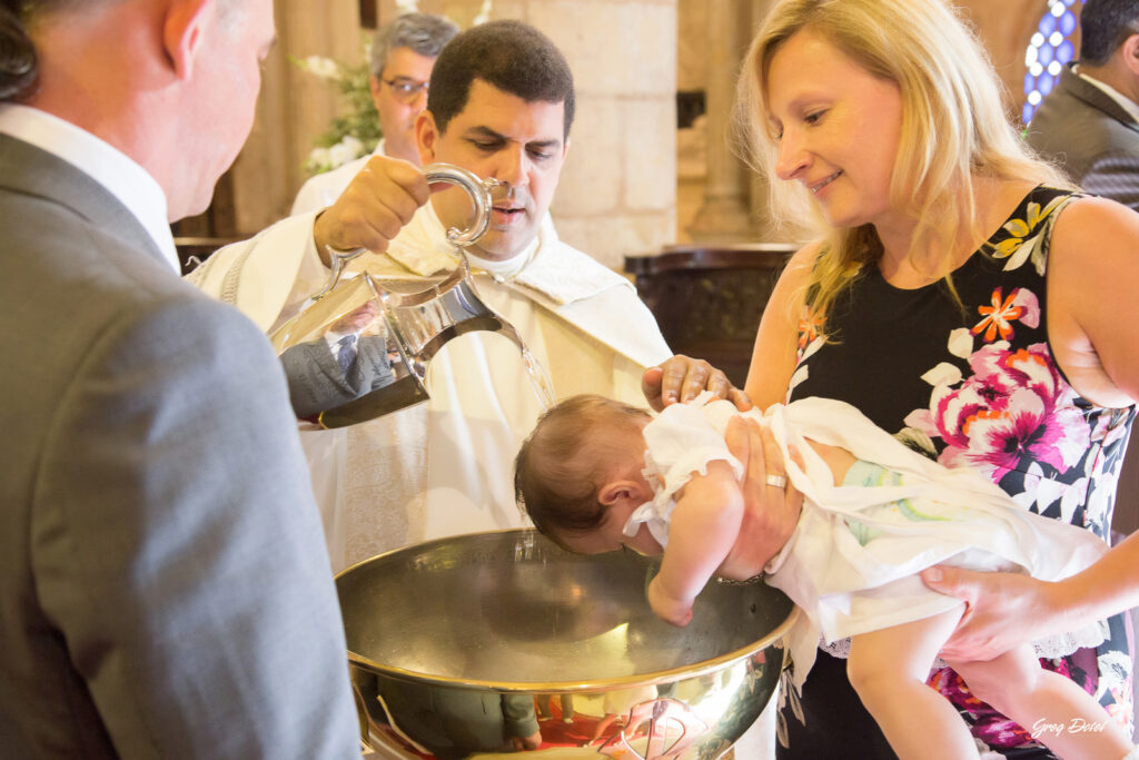 Fotos del Bautizo de la familia Abaunza celebrado en la Catedral Primada de Ámerica en Santo Domingo República Dominicana por el fotógrafo Greg Dotel