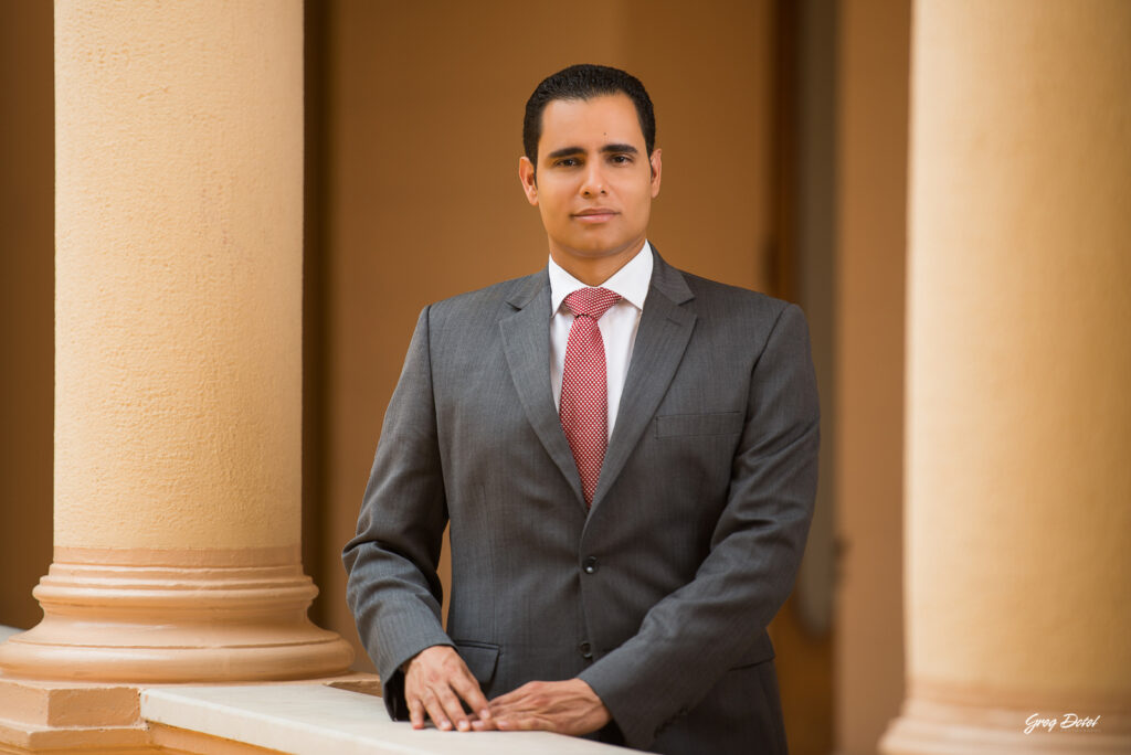 Foto de retrato para perfil corporativo realizo en el estudio fotográfico Dotel Studio en Santo Domingo