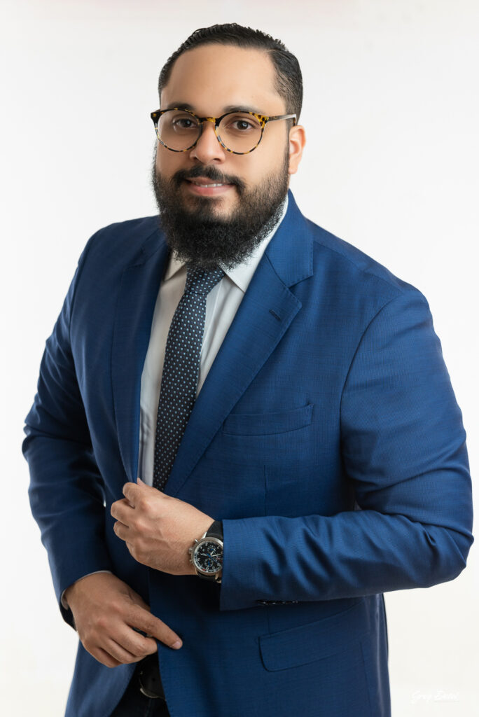 Foto de retrato para perfil corporativo realizado en el estudio fotográfico Dotel Studio en Santo Domingo