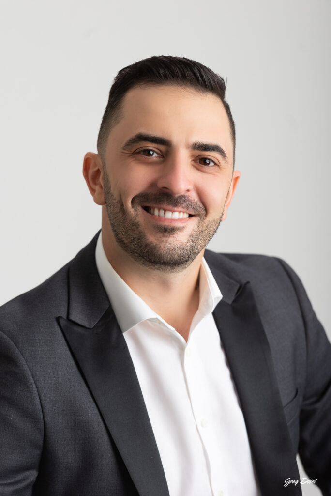Foto de retrato para perfil corporativo realizado en el estudio fotográfico Dotel Studio en Santo Domingo
