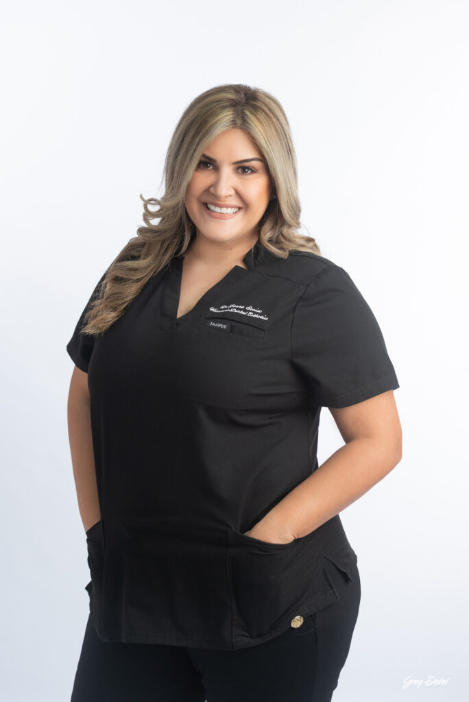 Foto de retrato para perfil corporativo realizado en el estudio fotográfico Dotel Studio en Santo Domingo