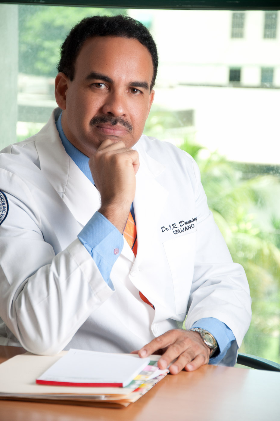 Dr. Cirujano Jr Dominguez por fotógrafo GregDotel