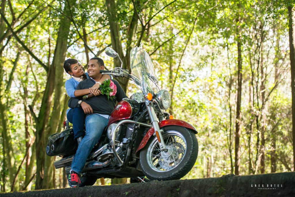 Fotografia de bodas y sesión de novios en motocicleta en Jarabacoa, República Dominicana por el fotografo dominicano greg dotel phorography