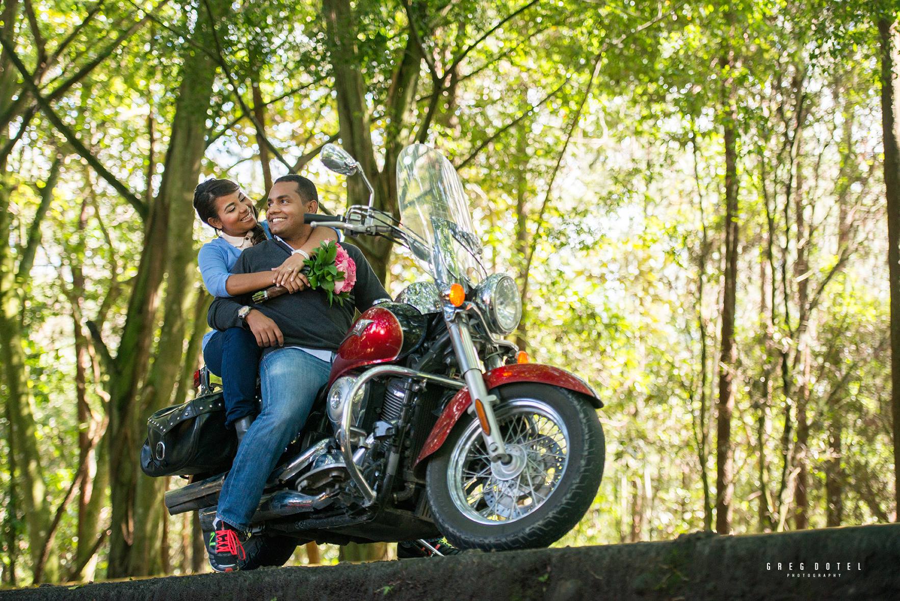 Fotografia de bodas y sesión de novios en motocicleta en Jarabacoa, República Dominicana por el fotografo dominicano greg dotel phorography