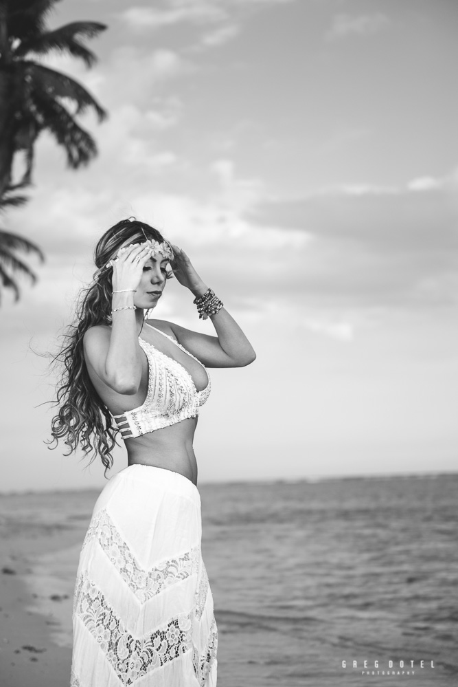 Sesión de fotos de retratos mujer en bikini en la playa de Juan Dolio, San Pedro de Macorís, República Dominicana