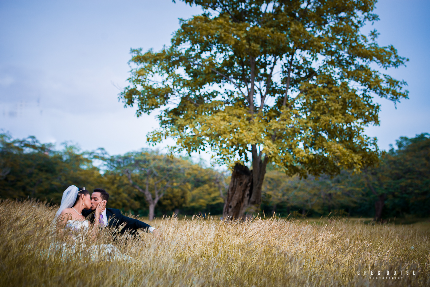 sesion de fotos de novios en santo domingo republica dominicana por el fotografo dominicano greg dotel photography en el parque mirador sur