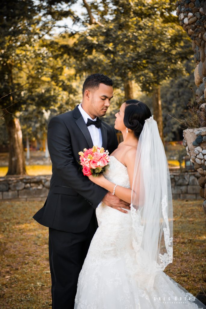 Sesión de fotos de novios y pre boda en el Parque Mirador Norte de Santo Domingo, República Dominicana por el fotógrafo dominicano Greg Dotel Photography