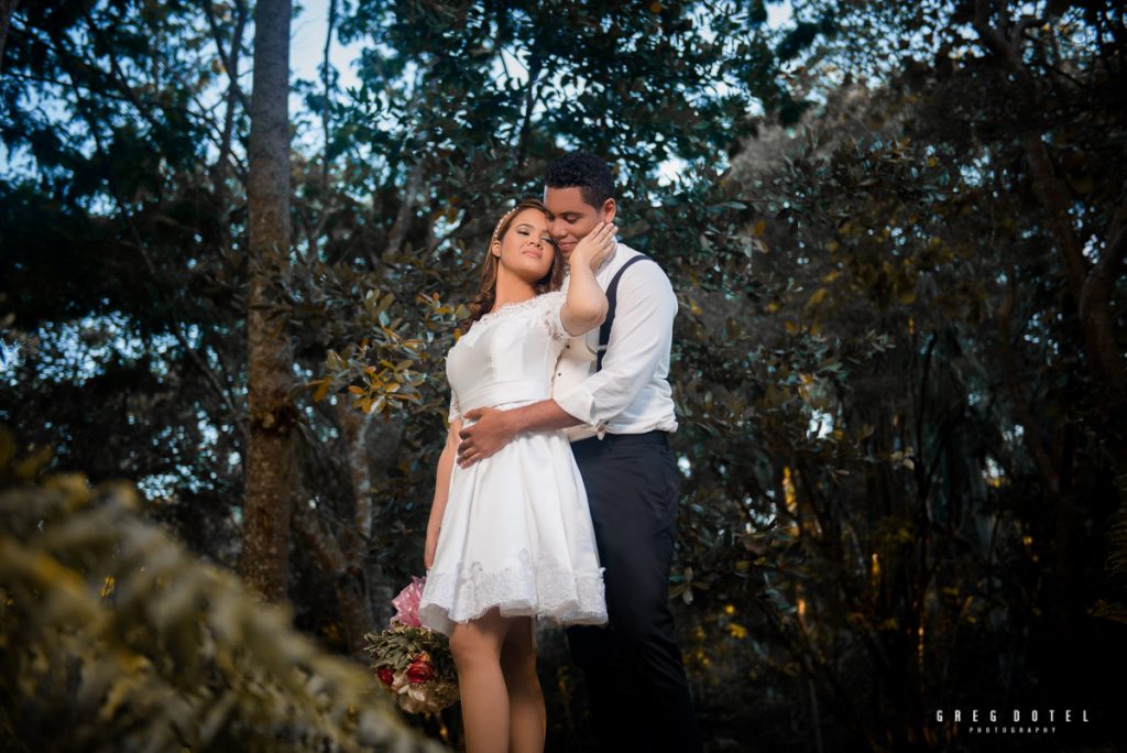 Sesión de fotos de novios para bodas en el jardín botánico de Santo Domingo, República Dominicana