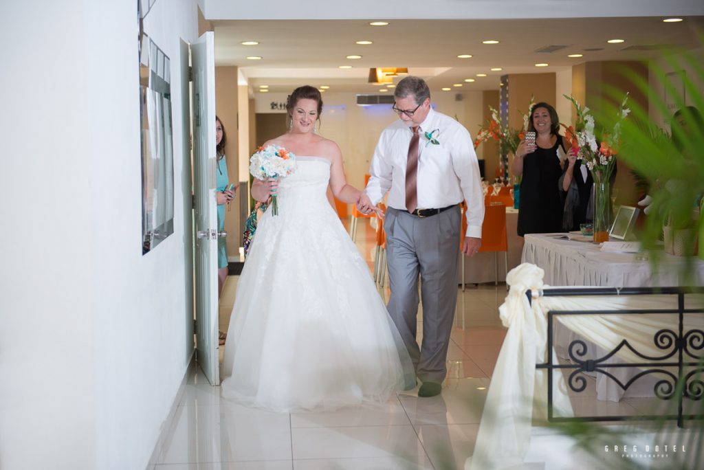 Durante la boda de Tiffany y Joel en la ciudad de Santo Domingo, Republica Dominicana