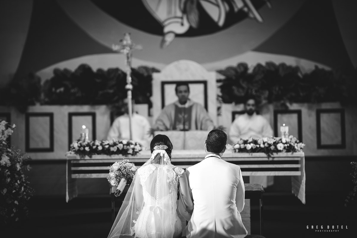 Ceremonia y recepción de bodas de Paola y Robert en iglesia de Santo Domingo, Republica Dominicana por el fotografo Greg Dotel