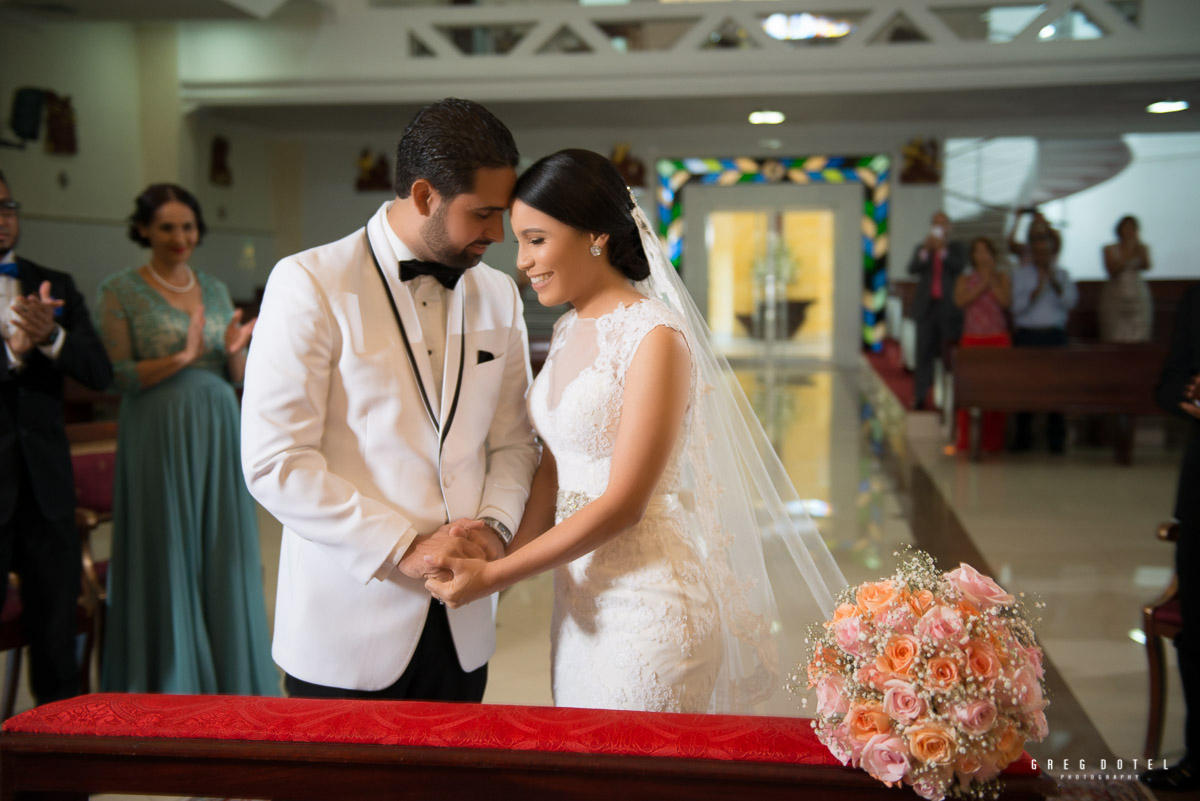 Ceremonia y recepción de bodas de Paola y Robert en iglesia de Santo Domingo, Republica Dominicana por el fotografo Greg Dotel