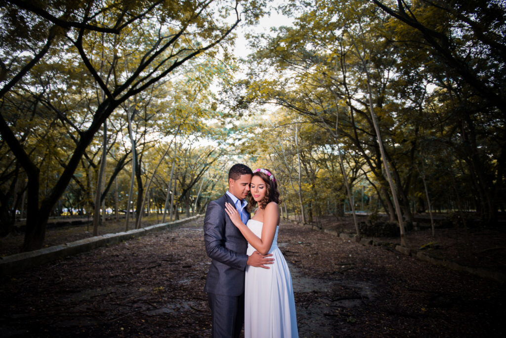 Sesion de novios de Nairoby y Bryant en los Humedales del Ozama de Santo Domingo Este en la República Dominicana