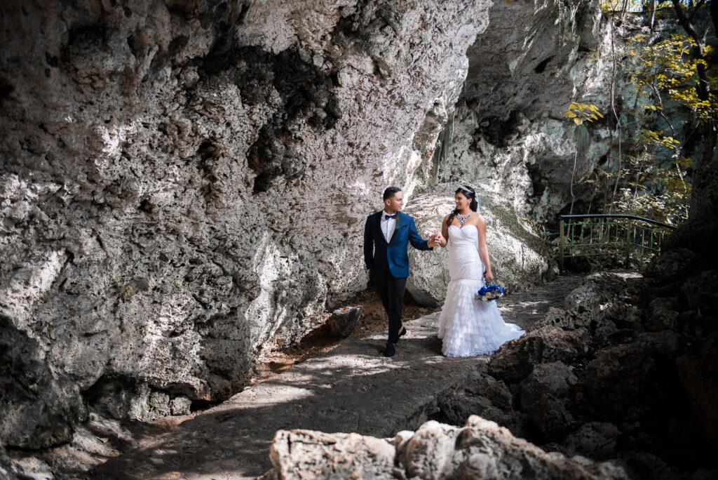 Sesion de novios o pre boda de Gaby y Juan en el Parque Los 3 Ojos en Santo Domingo, República Dominicana