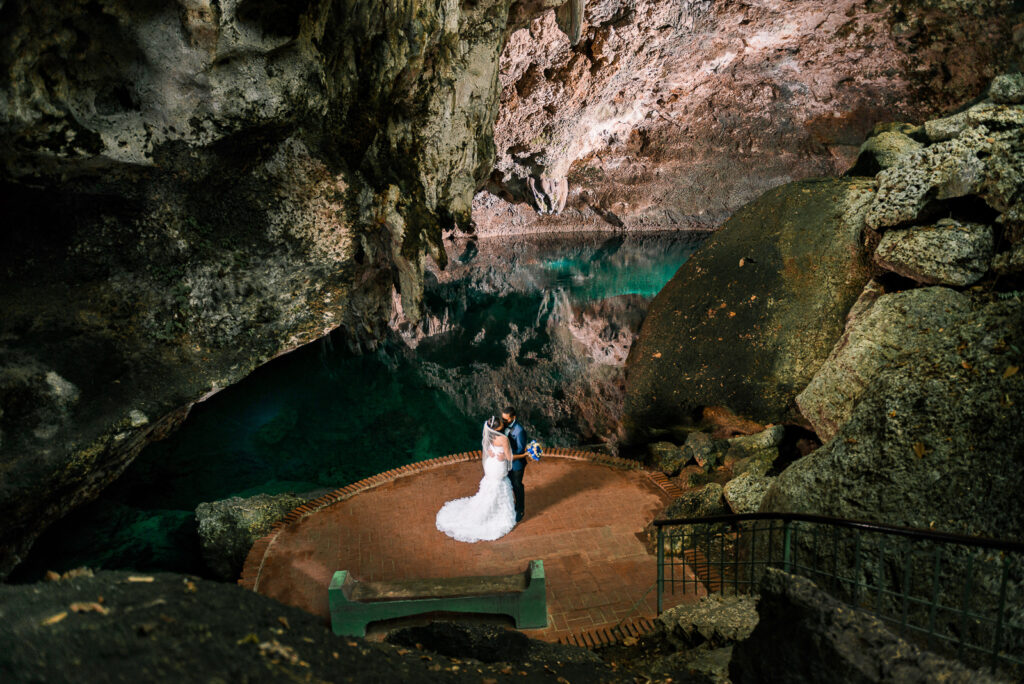 Sesion de novios o pre boda de Gaby y Juan en el Parque Los 3 Ojos en Santo Domingo, República Dominicana