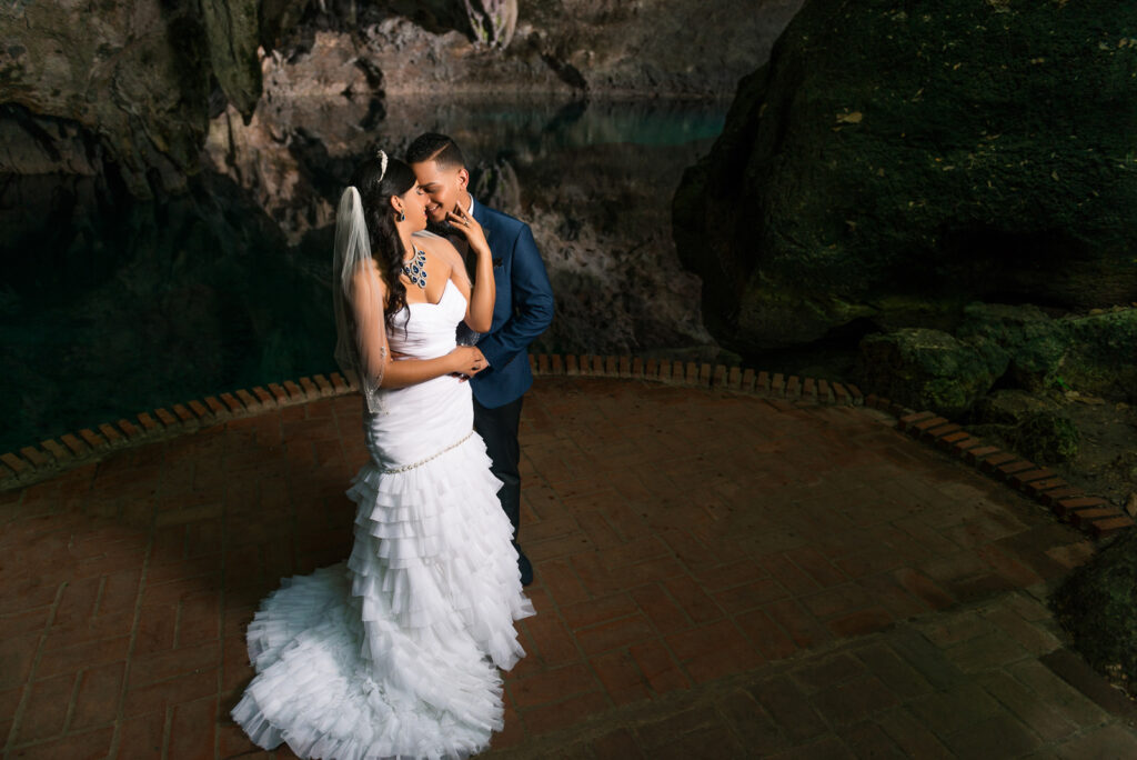 Sesion de novios o pre boda de Gaby y Juan en el Parque Los 3 Ojos en Santo Domingo, República Dominicana