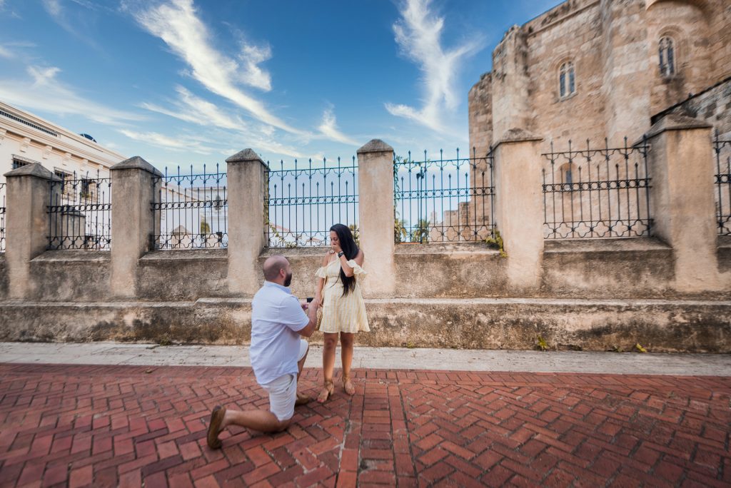 Linda propuesta de matrimonio de Chris a su novia Tali en la Zona Colonial de Santo Domingo, República Dominicana