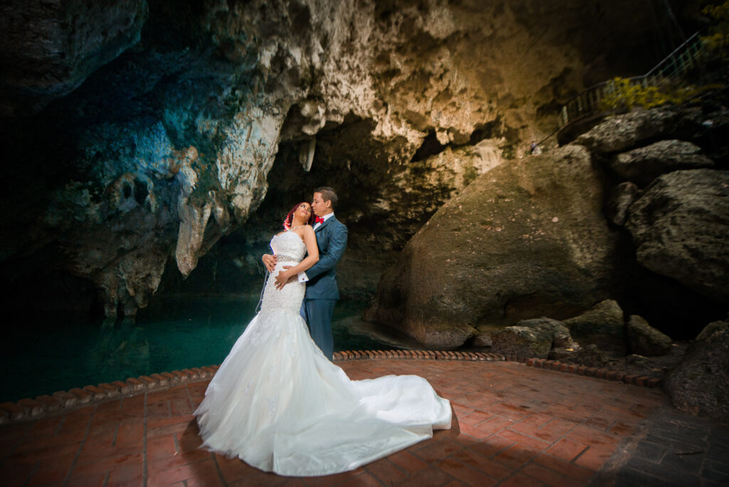 Sesión de novios Enmanuel y Suly por el fotografo dominicano Greg Dotel en el Parque los 3 Ojos de Santo Domingo Este