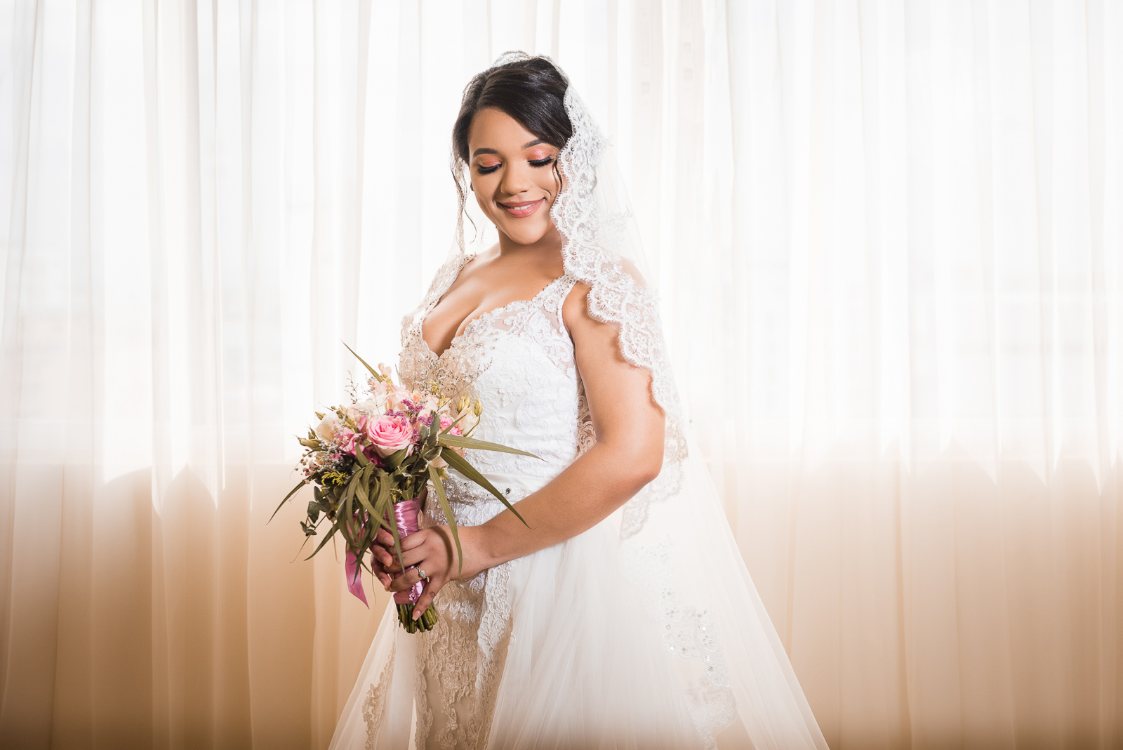 Fotos de getting ready o vistiendose de la novia para bodas en Republica Dominicana por el fotografo dominicano Greg Dotel Photography
