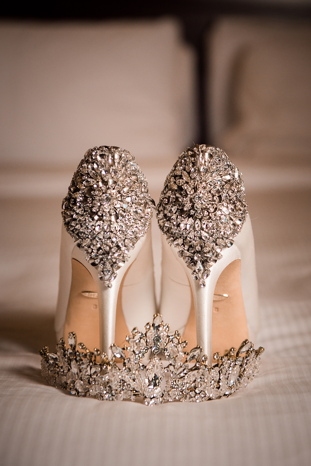 Fotos de zapatos y corona de la novia para bodas en Republica Dominicana por el fotografo dominicano Greg Dotel Photography