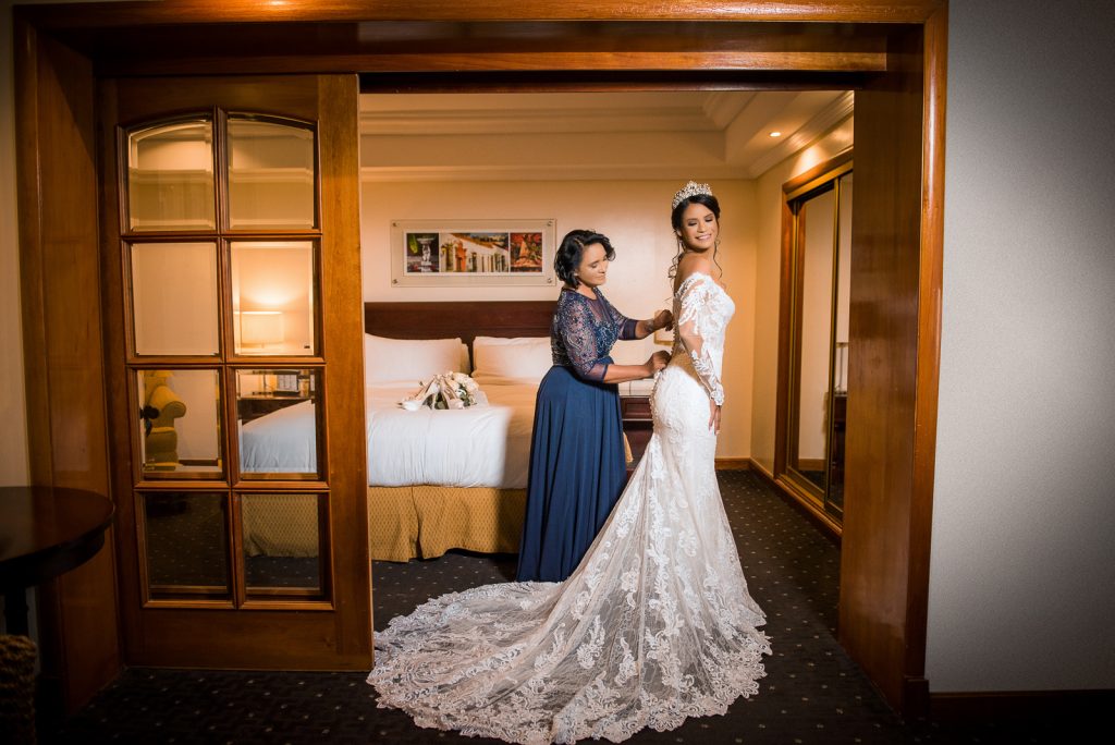 Fotos de getting ready o vistiendose de la novia para bodas en Republica Dominicana por el fotografo dominicano Greg Dotel Photography